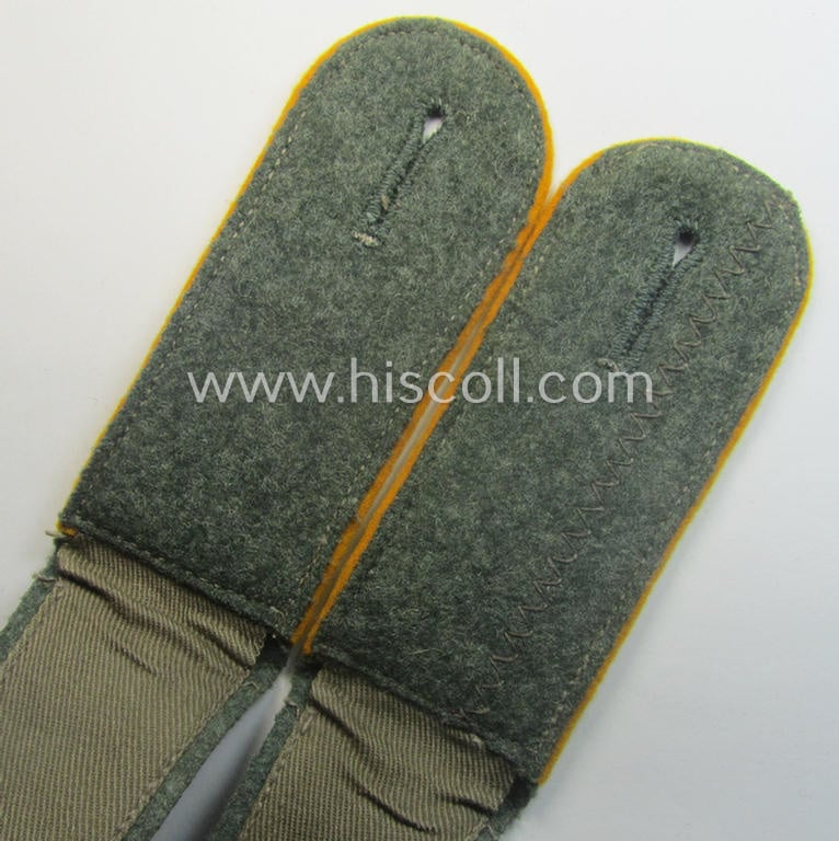 Pair of WH (Heeres) early-war-period- (ie. 'M40'- ie. 'M41'-pattern), EM-type shoulderstraps as was intended for a: 'Soldat eines Kavallerie- o. Reiter-Rgts.'