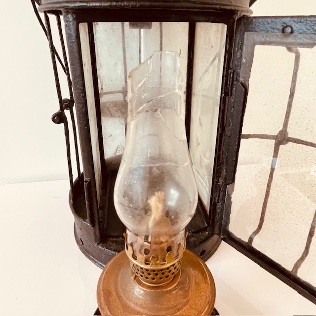 AUTHENTIC ORIGINAL EXAMPLE OF A 1918 WWI BRITISH TRENCH LANTERN.
