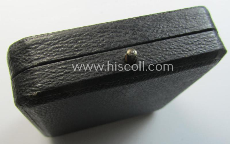 Superb - albeit regrettably empty but nevertheless very desirable! - etui for an: 'Eisernes Kreuz 1. Kl.' (or: Iron Cross 1st class) being a clearly 'LDO'-marked example that comes in an overall very nicely preserved condition