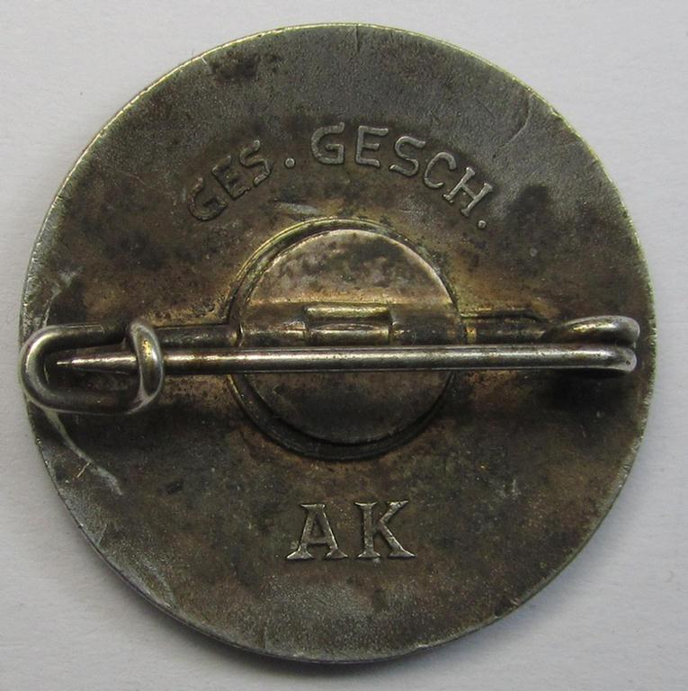 Enamelled, membership-pin (ie. 'Mitgliedsabzeichen') as was intended for a member within the: 'Reichsbund der Kinderreichen Deutschlands zum Schutze der Familie' (o. 'RDK') being a blue-coloured example as was intended for a: 'Kreiswart u.A.'