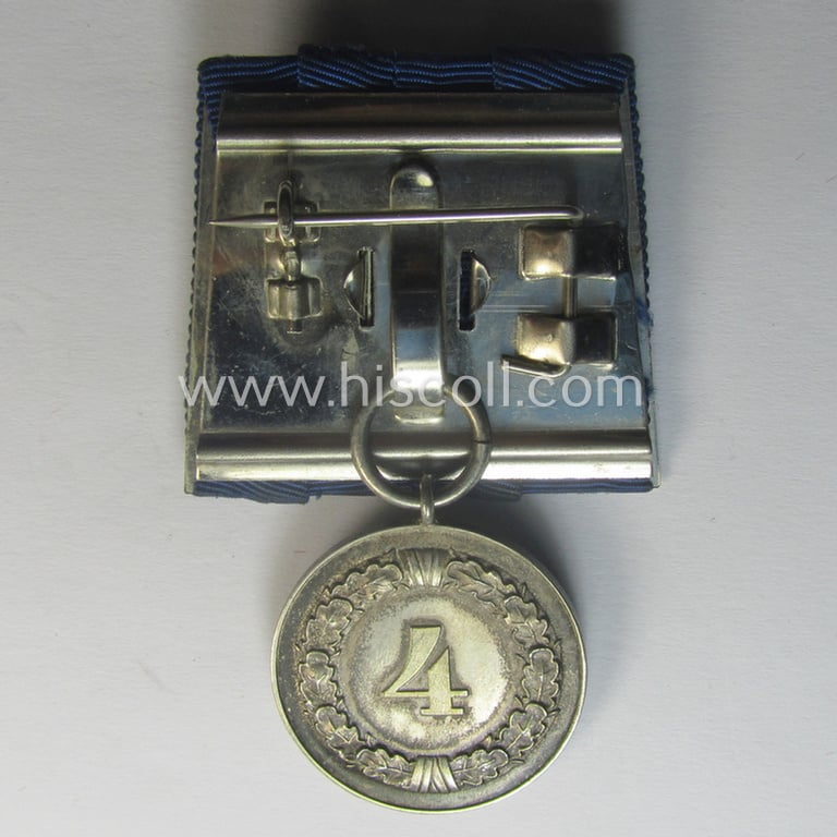Silver-toned, WH (Heeres o. KM) so-called: 'Einzelspange' showing a: 'WH-Dienstauszeichnung 4. Stufe' (as was intended for 4 years of loyal-service) and that shows a detailed, Heeres o. KM-type-eagle-device, period-attached