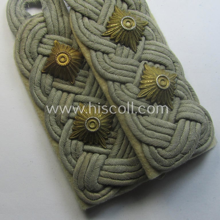 Pair of WH (Heeres) officers'-type shoulderboards as piped in the white- (ie. 'weisser'-) coloured branchcolour as was intended for an: 'Oberst der Infanterie-Trpn.'