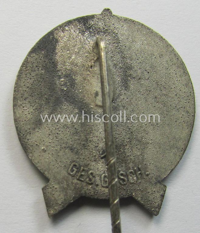 Bright-silver-toned, D.R.K.B. (or: 'Deutscher Reichskriegerbund' aka 'Kyffhäuserbund') shooting-related lapel-pin (ie. 'Schiessauszeichnung') being a non-maker-marked example showing two swastikas, two crossed rifles and 'Kyffhäuser'-monument