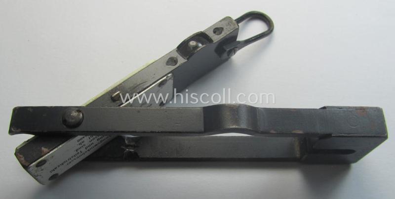 WH equipment-item being a so-called: 'Deckungswinkelmessgerät H/6400' (or: angle-measuring-device) being a neatly maker- (ie. 'DHQ'-) marked example