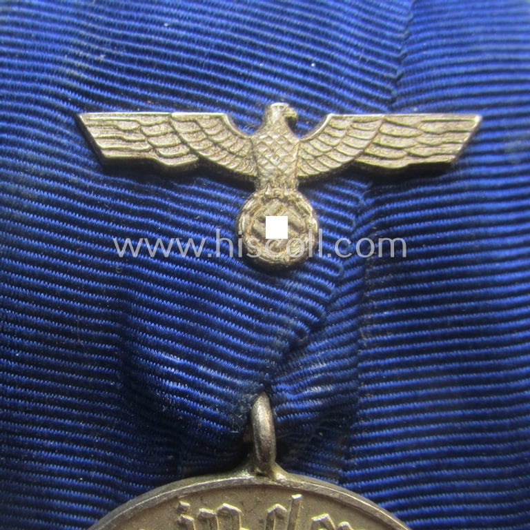 Silver-toned, WH (Heeres o. KM) so-called: 'Einzelspange' showing a: 'WH-Dienstauszeichnung 4. Stufe' (as was intended for 4 years of loyal-service) and that shows a detailed, Heeres o. KM-type-eagle-device, period-attached