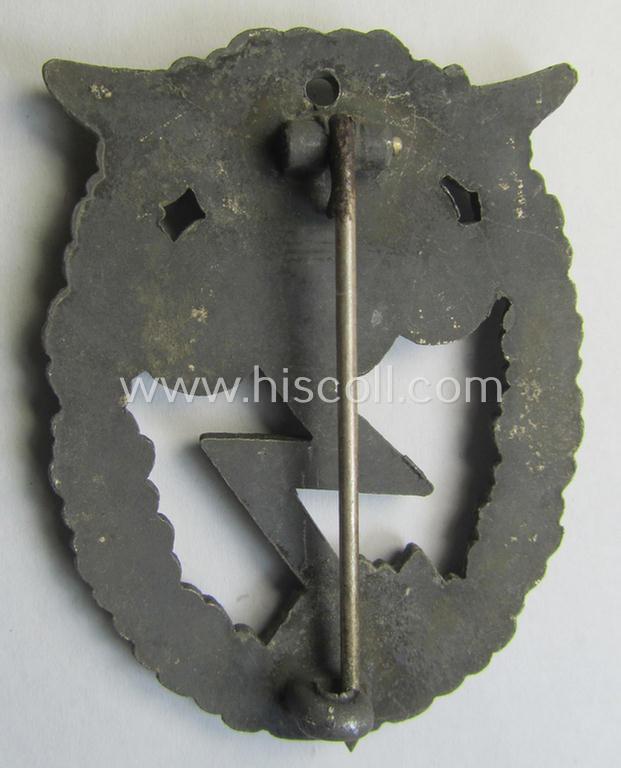 Neat - and clearly used! - later-war-period, zinc- (ie. 'Feinzink'-) based version of a WH (Luftwaffe) 'Erdkampfabzeichen' being a (typical) non-maker-marked example by the Austrian-based: 'Arno Wallpach'-company