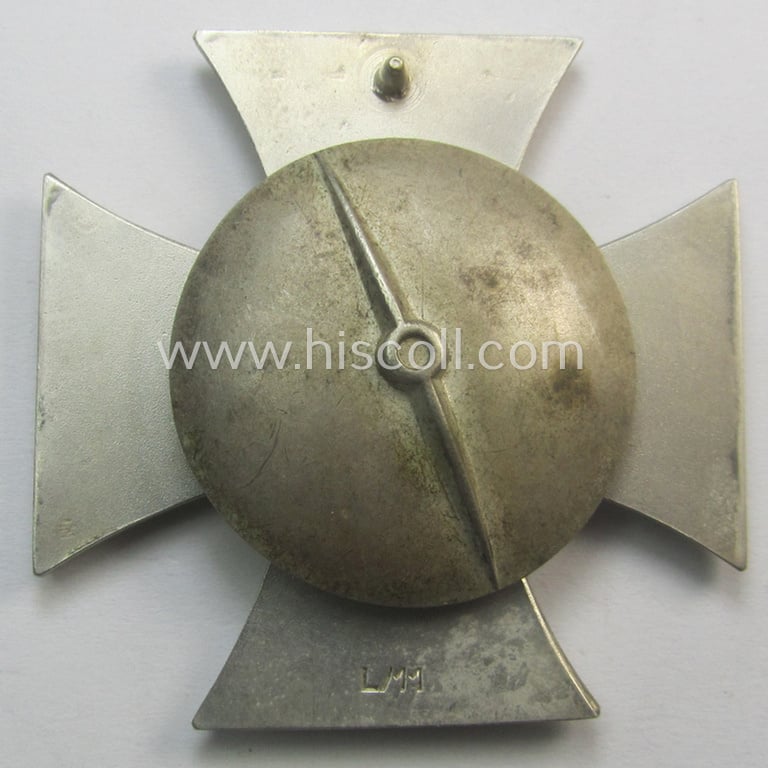 Superb - and minimally used! - 'EK 1. Kl.' (or: Iron Cross 1st class) as executed in the scarcely seen so-called: 'screw-back'-pattern being a typical maker- (ie. 'L/11'-) marked example as was produced by the 'Hersteller': 'Wilh. Deumer'