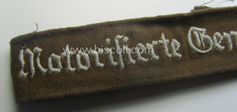 Truly used - and actually scarcely found! - police- ie. 'Gendarmerie'-related cuff-title ie. armband (ie. 'Ärmelstreifen') entitled: 'Motorisierte Gendarmerie' (being a hand-embroidered officers'- ie. evt. NCO-pattern example)