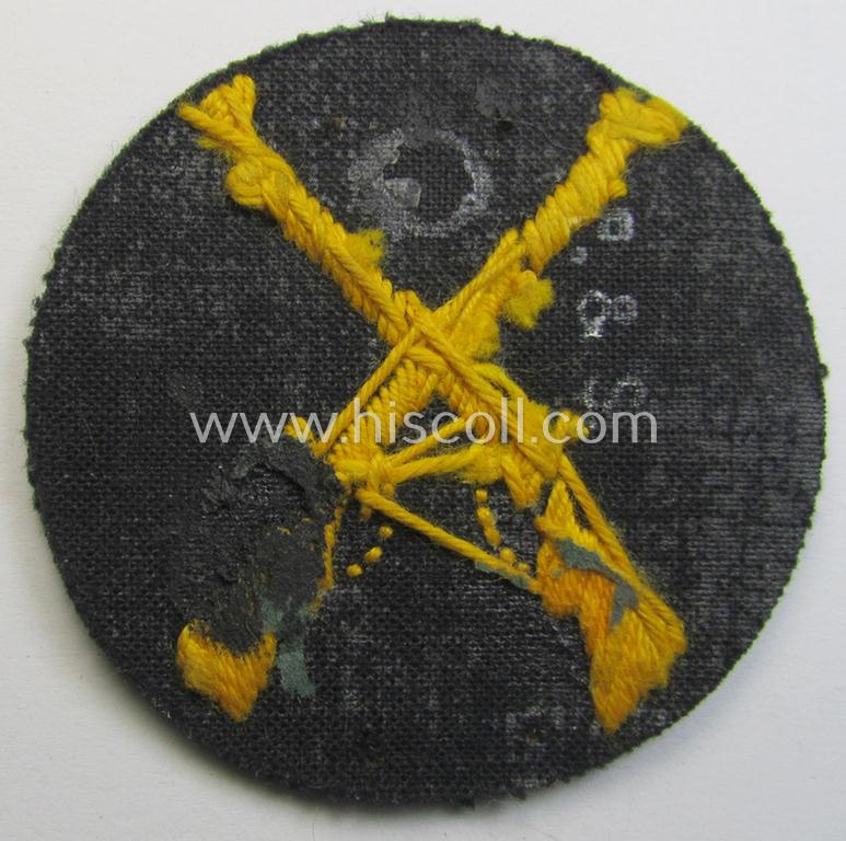 Neat, WH (Heeres) hand-embroidered, trade- ie. special-career arm-patch as was intended for a: 'Waffenmeister' (or: weapon-equipment NCO) being a maker-marked example as executed on darker-green-coloured wool