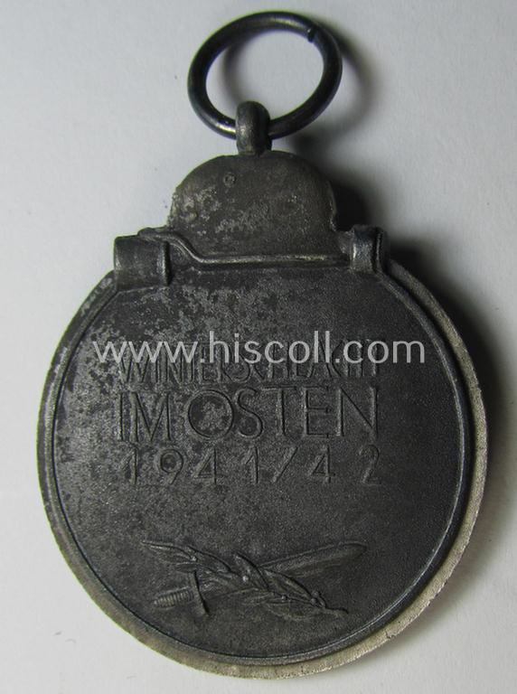 Attractive medal-set: 'Winterschlacht im Osten 1941-42' being a maker- (ie. '6.'-) marked- (and/or 'Feinzink'-based) specimen by the maker: 'Fritz Zimmermann' and that comes together with its (non-confectioned) ribbon (ie. 'Bandabschnitt')