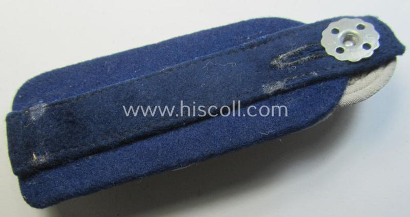 Attractive - albeit regrettably single - WH (Heeres) officers'-type shoulderboard as piped in the darker-blue-coloured branchcolour as was intended for an: 'Oberst u. Arzt eines Sanitäts-Abteilungs'