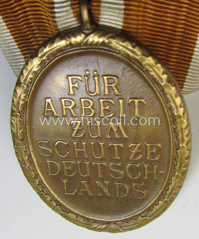 Attractive - and actually unusally seen! - single-pieced and non-detachable, WH single-pieced medal-bar (ie. 'Orden- o. Einzelspange') showing a: 'Deutsches Schutzwall Ehrenzeichen' (aka: 'Westwall'-medal)