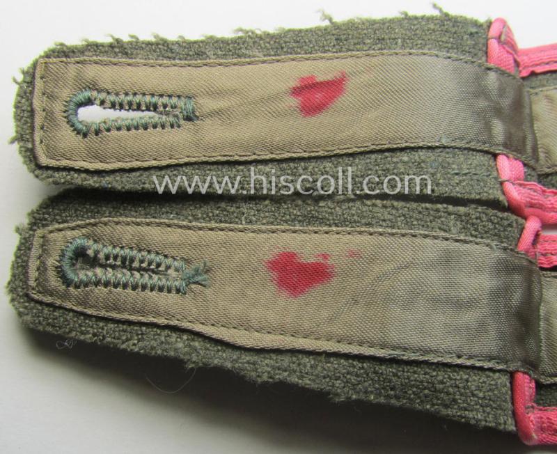 Pair of later-war-period, so-called: 'M44'-pattern, 'simplified' WH (Heeres) EM-type shoulderstraps: 'Soldat der Panzer- o. Panzerjäger-Trpn.'