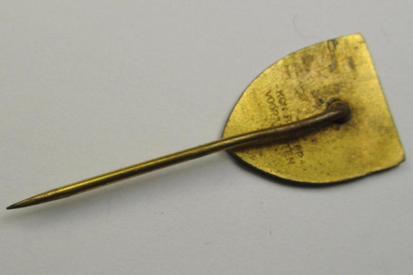 Dutch NSB-party-related-, so-called: 'NAD- ie. Nederlands Arbeidsdienst Ledendraagteeken' (or: Dutch Labour Service membership-pin) showing a clearly present makers'-designation that reads: 'Kon. Begeer - Voorschoten'