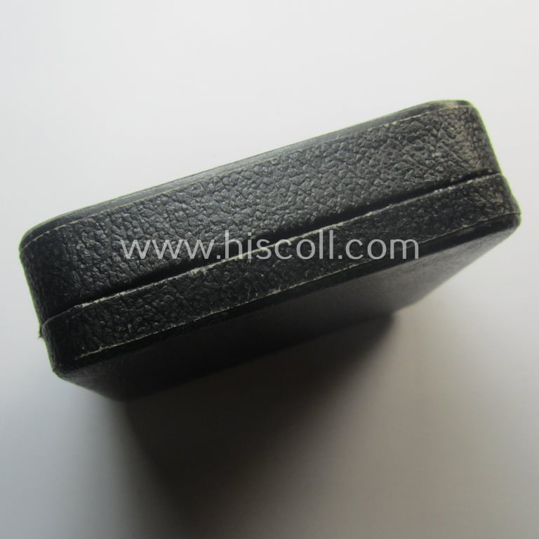 Superb, 'Eisernes Kreuz 1. Kl.' (or: Iron Cross 1st class) being a (typical) maker- (ie. 'L/18'-) marked example as was produced by the maker (ie. 'Hersteller'): 'B.H. Mayer's Kunstprägeanstalt' and that comes in its period (simplified) 'LDO-etui