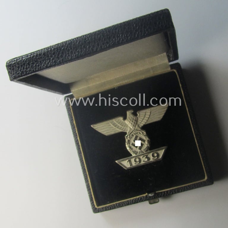 'Wiederholungsspange zum EK I. Klasse' (or: bar to the WWI IC first-class) by the maker (ie. 'Hersteller'): 'B.H. Mayer's Kunstprägeanstalt' and that comes stored in its accompanying etui