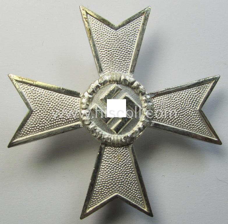 Superb - luxuriously-styled! - 'KvK 1. Klasse ohne Schwertern' being an attractive and maker- (ie. '50'-) marked specimen that is executed in typical, silverish-coloured metal (ie. 'Buntmetall') and that comes in a wonderful condition