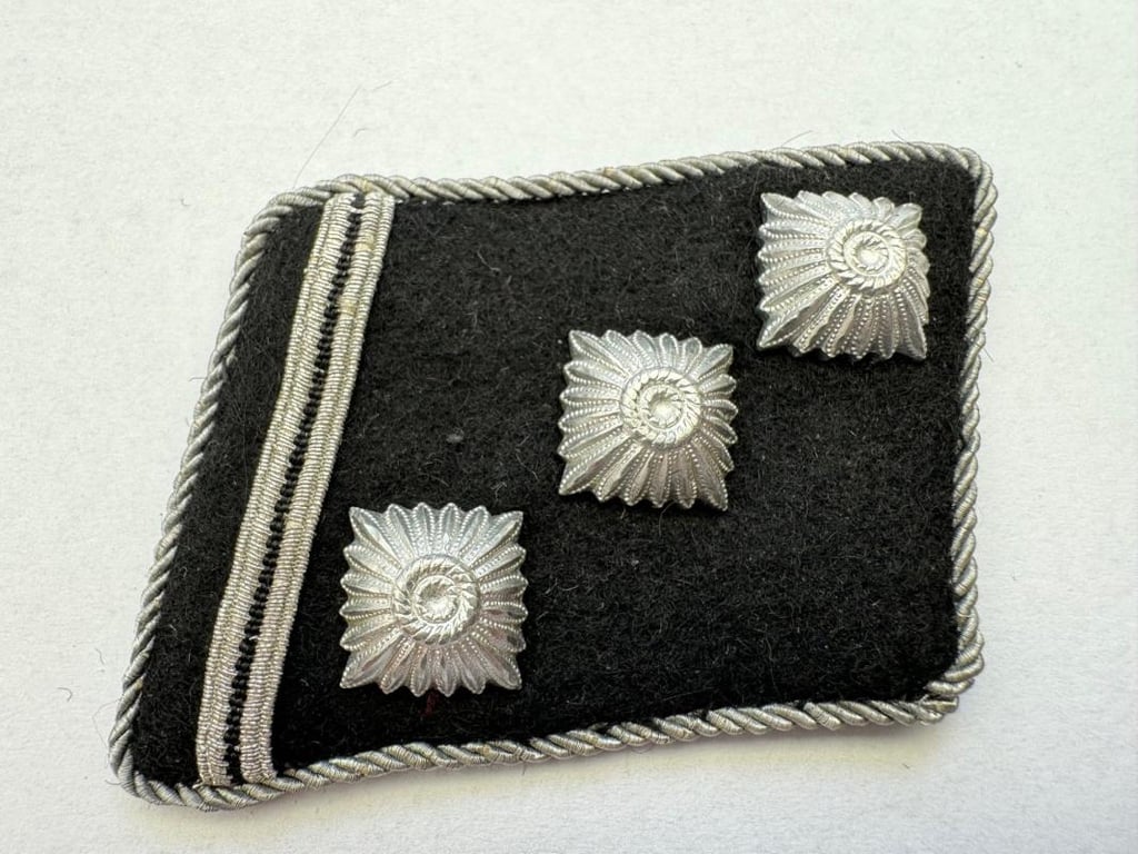 Waffen SS Obersturmführer collar tabs