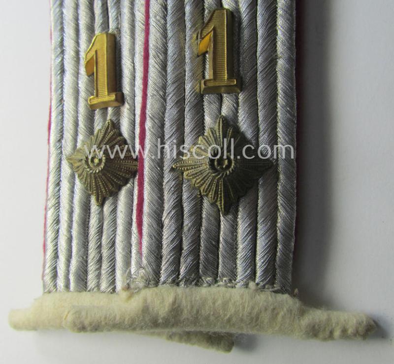 WH (Heeres), 'cyphered' officers'-type shoulderboard-pair (that comes mounted on its unsually seen: 'Auf der Steg'-mounting): 'Oberleutnant des schw. Werfer-Rgts. 1'