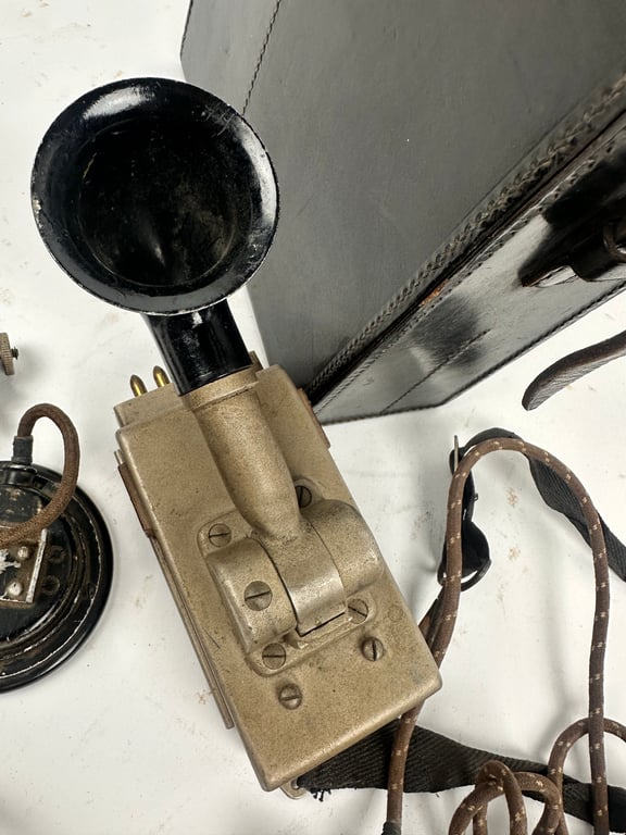 Wehrmacht Brustmikrofon 33 in Original Pouch.