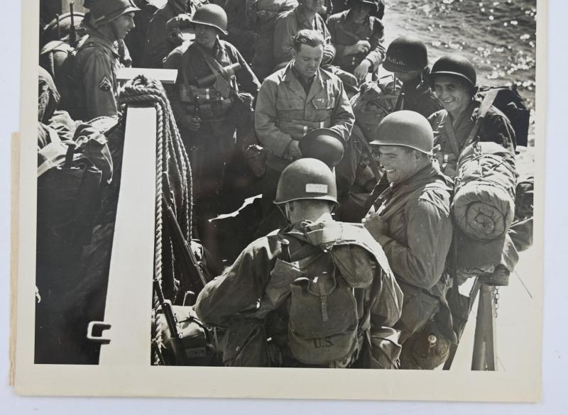 US WW2 Press Photo of American Troops at D-Day
