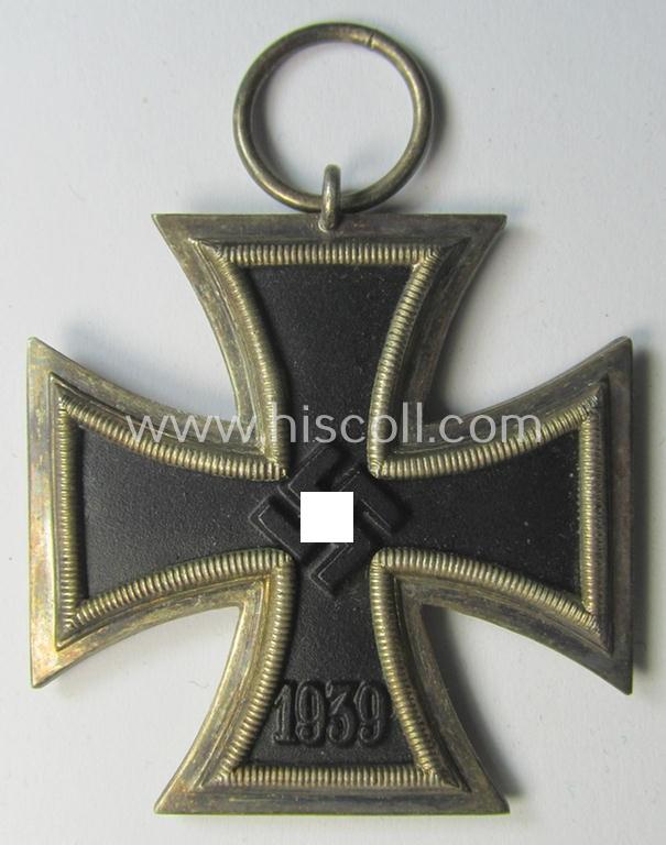 Neat, 'Eisernes Kreuz II. Klasse' being a non-maker-marked example that comes together with its ribbon (ie. 'Bandabschnitt') and 'Zellstoff'-based pouch as was produced by the maker: 'AG der Graveur-, Gold- u. Silberschmiede-Innungen'