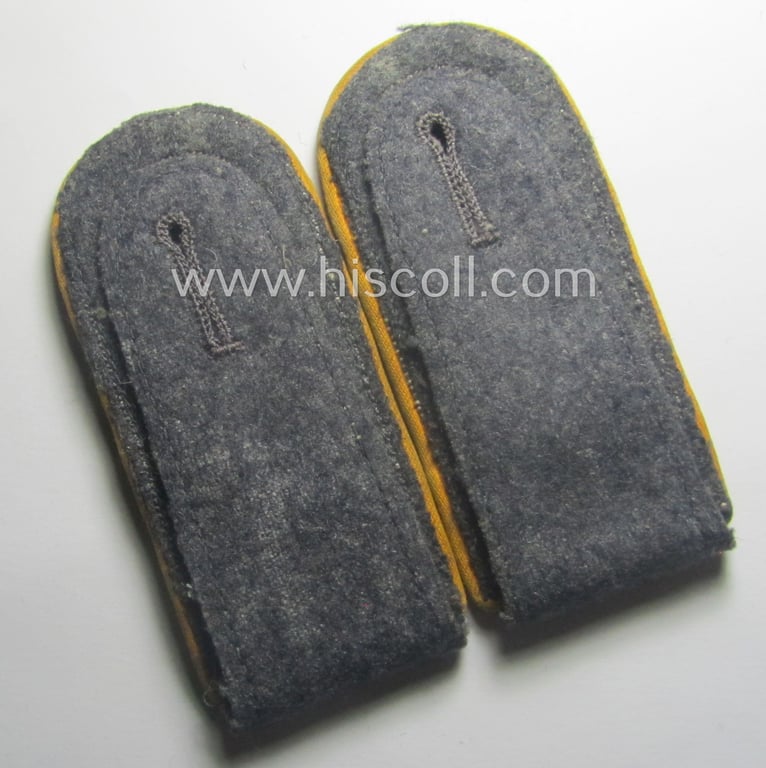 Pair of WH (Luftwaffe) NCO-type shoulderstraps: 'Feldwebel der Flg. o. FJ-Trpn.'