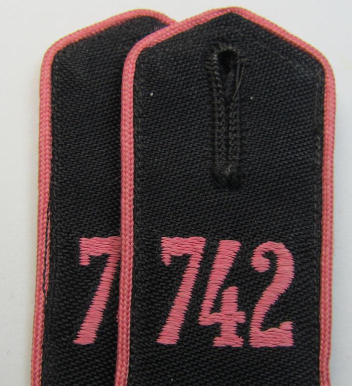 Hardly worn - and fully matching! - pair of bright-pink-piped so-called: 'Motor-HJ'-shoulderstraps as was intended for a: 'Hitlerjunge' who served within the 'Bann 742' (742 = 'Bann Rappoltsweiler' situated in the 'Gebiet Süd Baden')