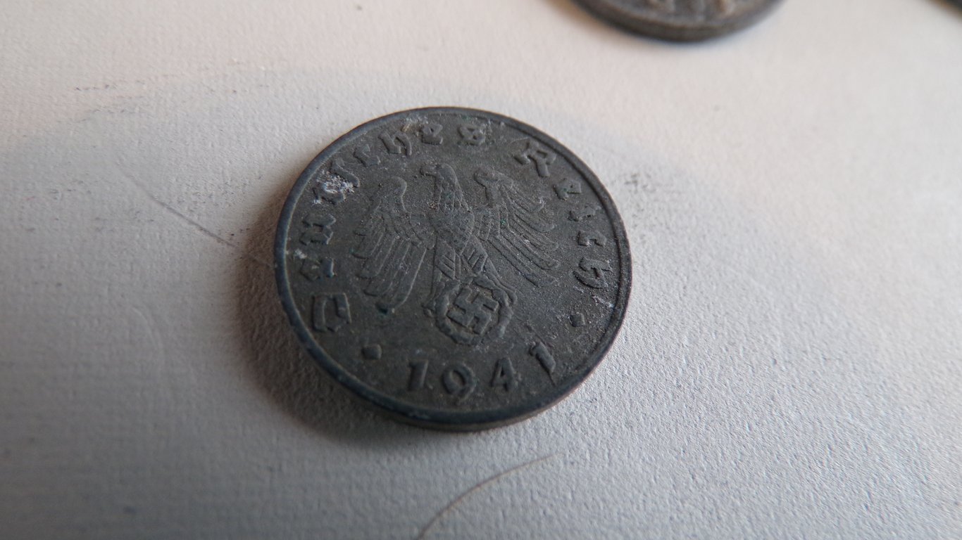 Wallet with 18 Original Coins & Eagle Imprint