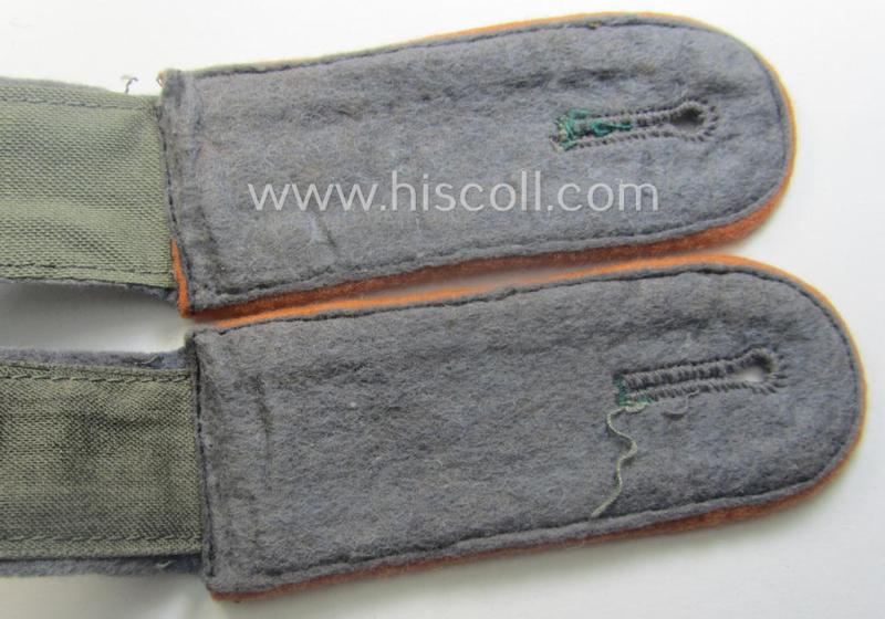 Pair of WH (Luftwaffe) EM-type shoulderstraps as piped in the light- ie. rust-brown- (ie. 'hell- o. kupferbrauner'-) coloured branchcolour: 'Soldat der LW-Nachrichten-Trpn.'