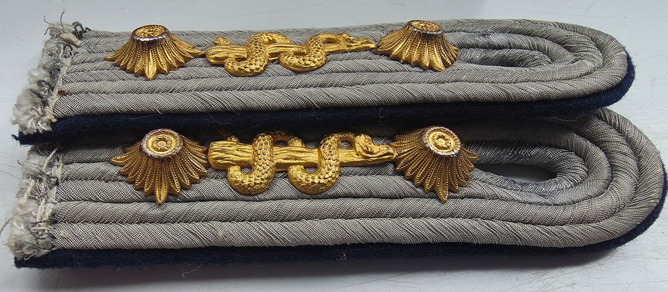 Sanitäts Hauptmann Shoulder Boards