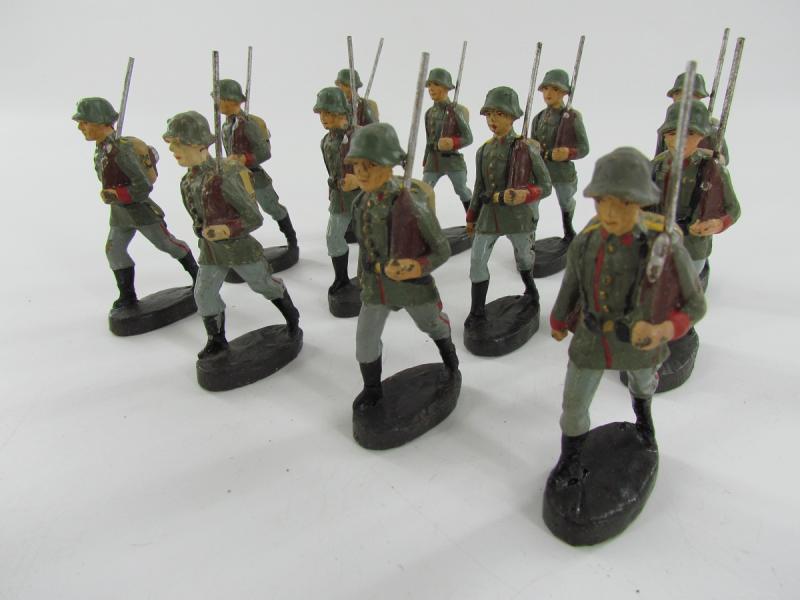 Grouping of 13x Lineol German Toy Soldiers With Flag Bearer