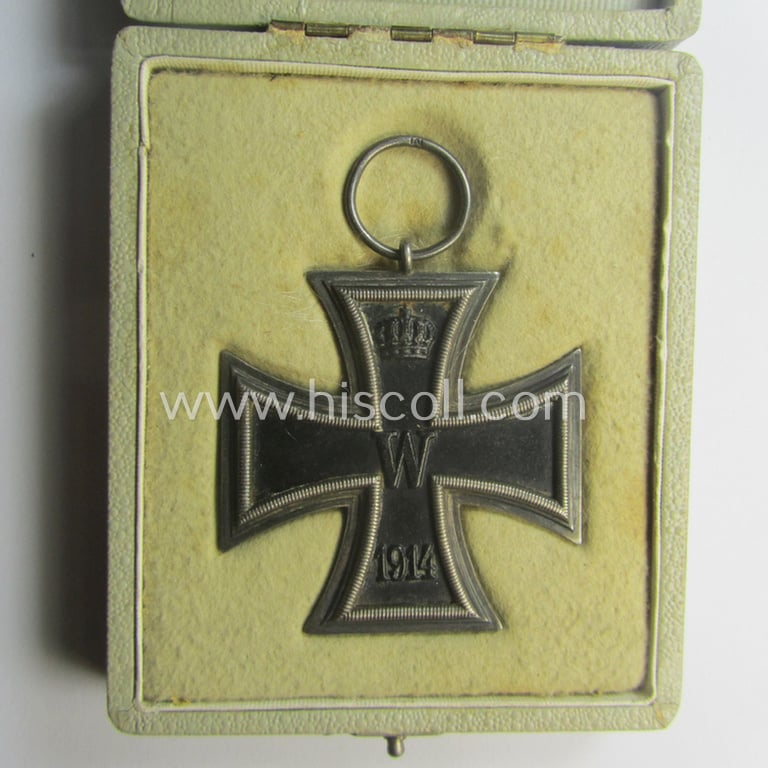 Superb - and quite unusual! - WWI-period: 'Eisernes Kreuz II. Kl.' (or: iron cross second class) being a maker- (ie. 'M'-) marked example that comes stored in its luxuriously-styled, greyish-coloured etui as issued and/or found