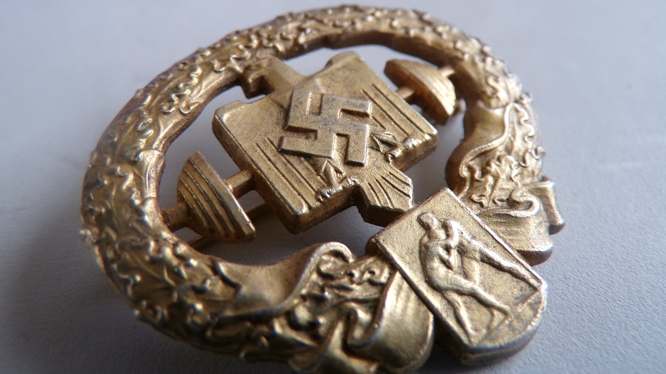 NSRL Heavy Athletics Badge in gold