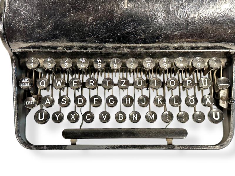 W-SS Typewriter in Transport Case