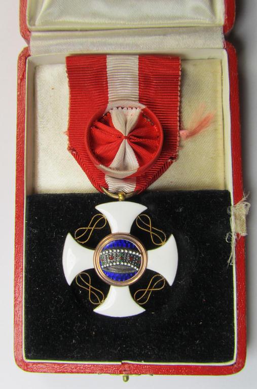 Italian WWII-period: 'Orden der Italienischen Krone - Ritterkreuz für Offiziere' being a nicely preserved example that came stored in its luxuriously styled, bright-red-coloured etui (marked: 'Cra Vanzola - Roma')