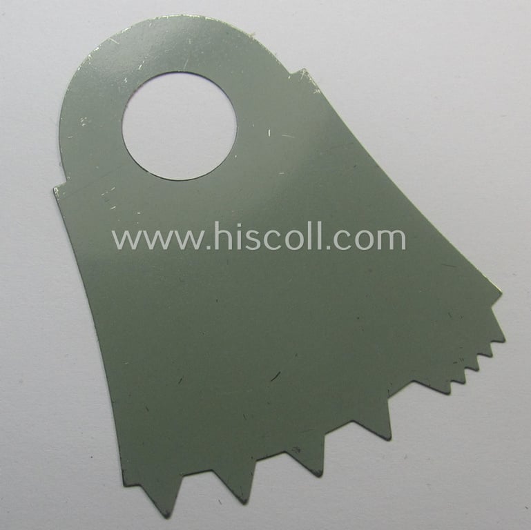 WWII-period, WH 'Marschabstände- o. Winkel-Messgerät' being an example as executed in beige-white-coloured- and/or tin-based material as was (presumably) produced by the: 'Esero'-company