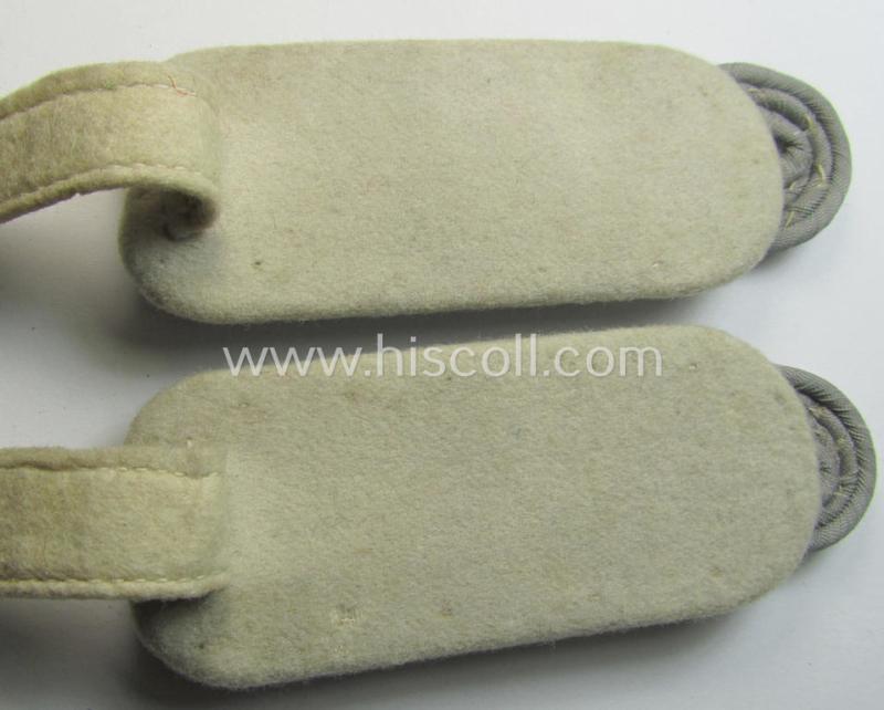 Attractive - fully matching and never worn! - pair of WH (Heeres) officers'-type shoulderboards as was intended for usage by a: 'Major der Infanterie-Truppen' (and that still shows its period inventory-etiket)