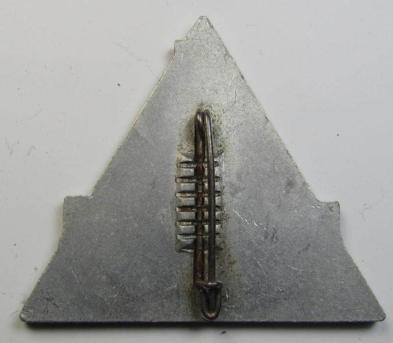 Dutch NSB-party-related: 'Hagespraak'-lapel-pin (ie. 'Veranstaltungsabzeichen' ie. tinnie) that is executed in silver-toned aluminium-based metal and that is depicting the text: '4e Hagespraak - 29 Mei 1939'