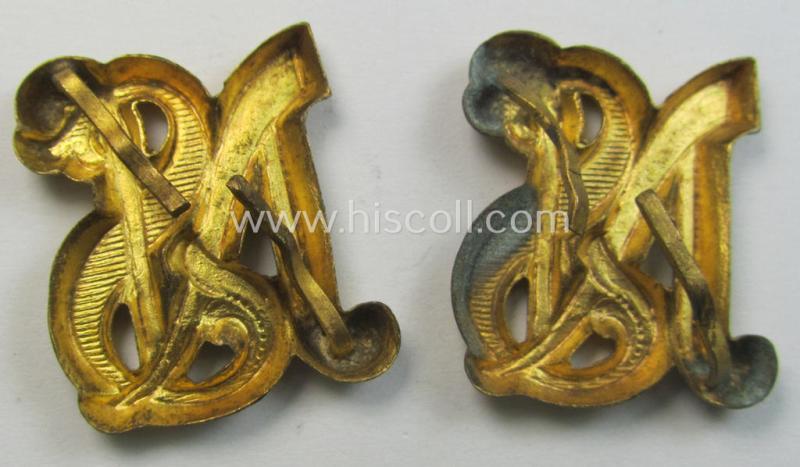 Attractive - and fully matching! - pair of golden-toned, WH (Luftwafffe) shoulderboard-cyphers (ie. 'Schulterstück-Auflagen o. Ziffern') as intended for an officer serving within a: 'Nachrichten-Schule'