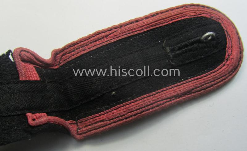 Single, WH (Heeres) later-war period- (ie. 'simplified'- ie. 'M44'-pattern-) NCO-type shoulderstrap (as was specifically intended to be used on the black-coloured, 'wrap-around'-styled Panzer-tunics: 'Uffz. der Panzer-Trpn.'