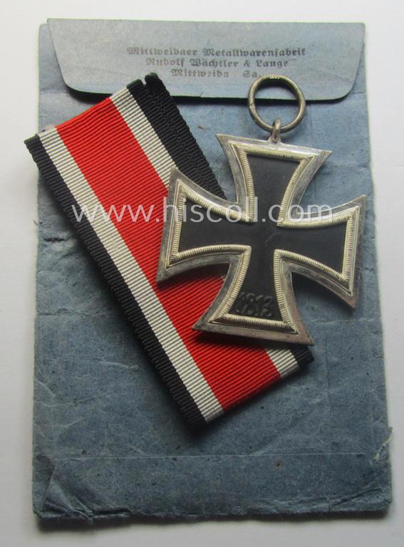 Medal-set: 'EKII. Kl.' comprising of a maker- (ie. '100'-) marked example that comes together with its ribbon (ie. 'Bandabschnitt') and (rarely seen!) 'Zellstoff'-based pouch as produced by the maker (ie. 'Hersteller'): 'Wächtler & Lange'