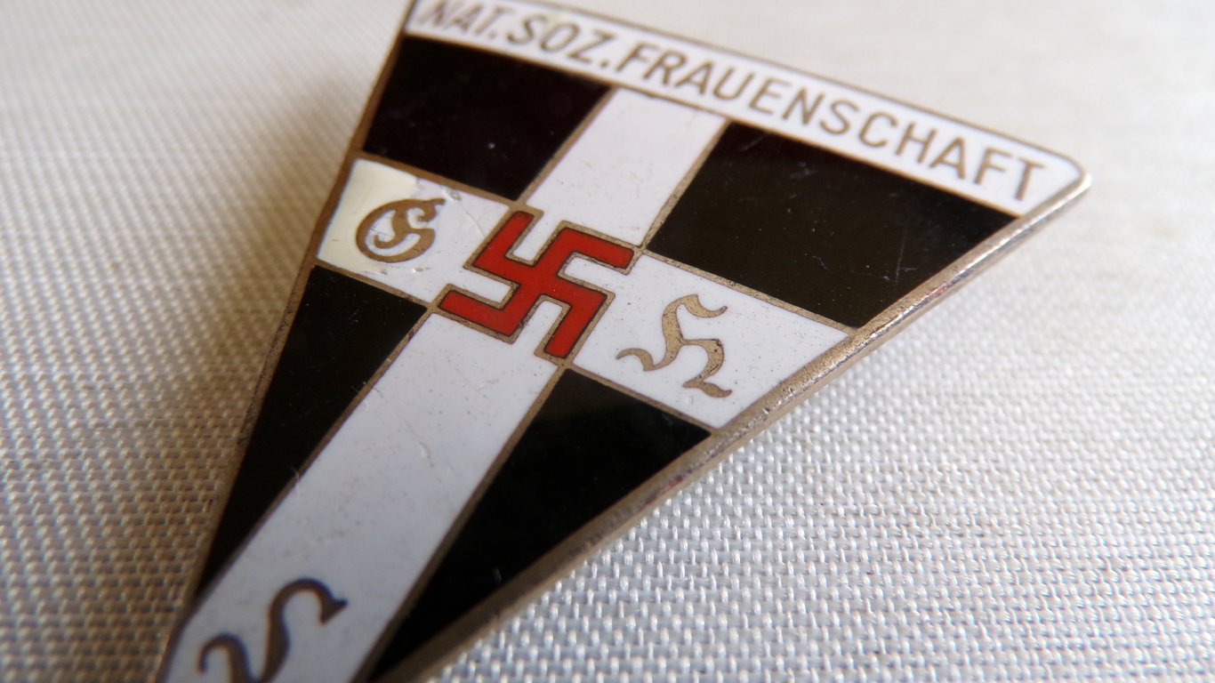NS-Frauenschaft  Badge (Large 42mm Variant)