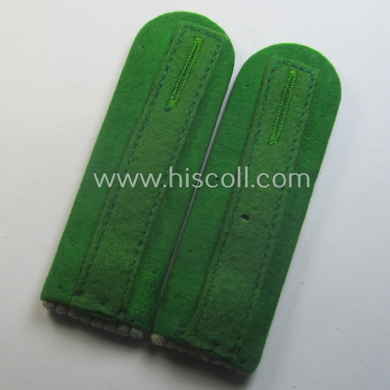 Pair of WH (Heeres), officers'-type shoulderboards: 'Leutnant der Jäger- o. Gebirgsjäger-Trpn.'