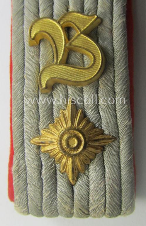 Single, WH (Heeres) neatly 'cyphered', officers-pattern shoulderboard as intended for an: 'Oberleutnant u. Mitglied einer Art.-Beo.-Abts.'