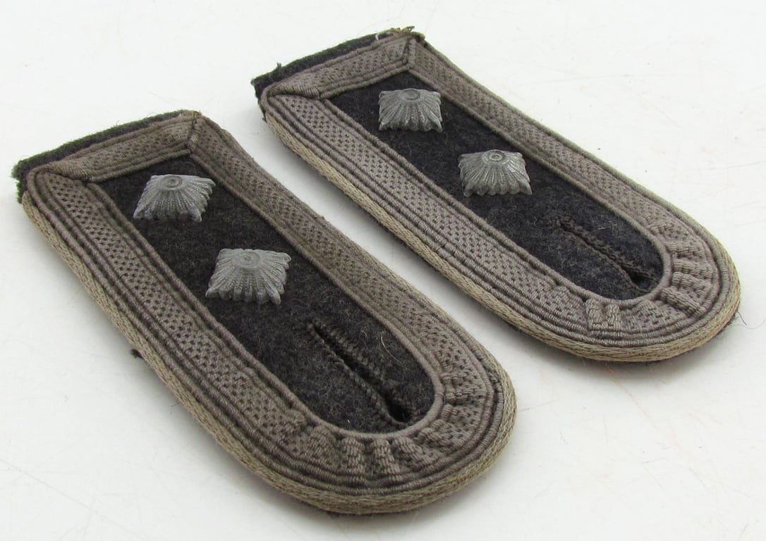 Luftwaffe Hermann Göring Division Oberfeldwebel shoulder boards.