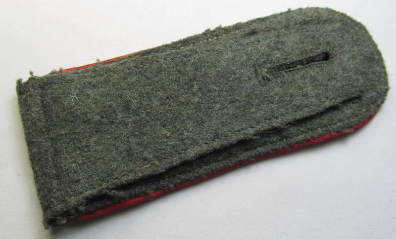 Attractive - albeit regrettably single! - WH (Heeres) 'M43'-pattern, EM-shoulderstrap as was intended for a: 'Soldat eines (Sturm-)Artillerie-Abteilungs o. Regiments'