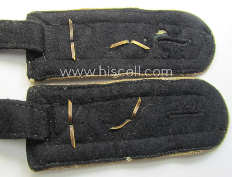 Attractive - and fully matching! - pair of WH (Heeres) NCO-type (ie. 'M36- o. M40'-pattern) shoulderstraps as piped in the white- (ie. 'weisser'-) coloured branchcolour as was intended for usage by an: 'Oberfeldwebel der Infanterie-Truppen'