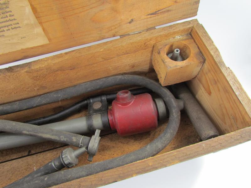 Luftschutz Entgiftungsspritze With Original Wood Crate