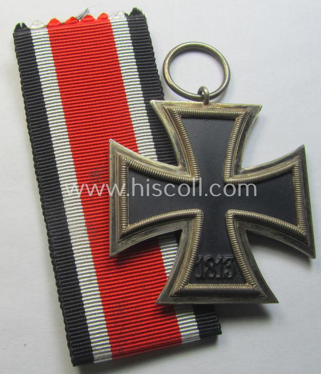 Attractive, 'Eisernes Kreuz II. Klasse' being a non-maker-marked example that comes together with its original- and never-mounted ribbon (ie. 'Bandabschnitt') as was (I deem) produced by the maker (ie. 'Hersteller'): 'AG für Heeresbedarf...'